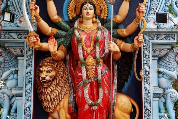 Navegando India: Guía para Abrazar su Caos, Color y Espiritualidad Antiguo templo de la India, con arquitectura histórica que refleja la profunda espiritualidad y el patrimonio cultural del país.