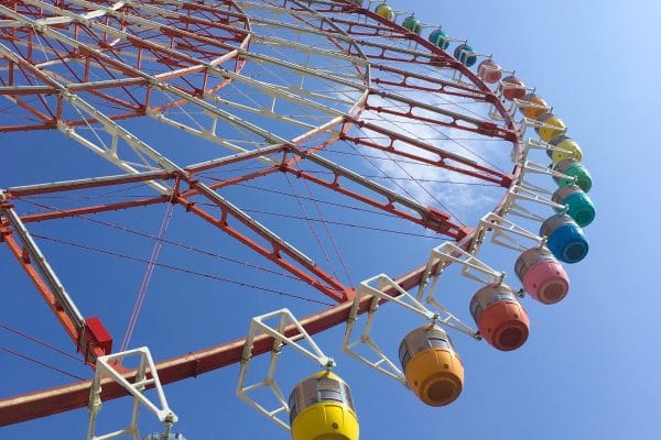 Six Flags Qiddiya: La Nueva Frontera del Entretenimiento Extremo Imagen parcial de una atracción en el Six Flags Qiddiya: La Nueva Frontera del Entretenimiento Extremo