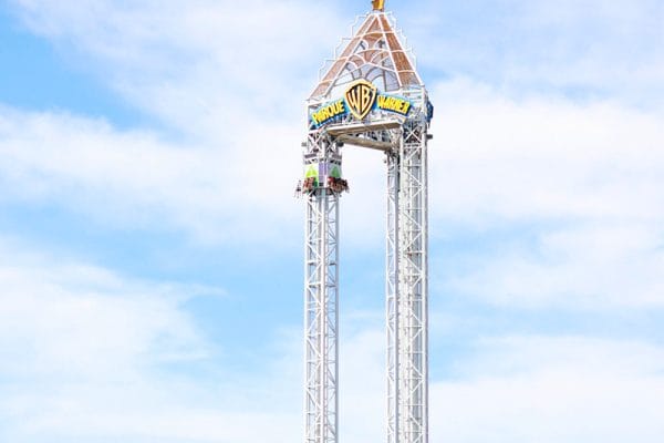 Guía del Parque Warner Madrid: Mejores Atracciones y Consejos Imagen parcial de una de las atracciones del parque Warner en Madrid