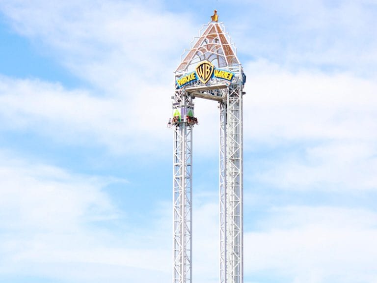Imagen parcial de una de las atracciones del parque Warner en Madrid