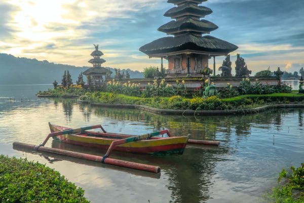 Bali: Lujo y Espiritualidad en la Isla de los Dioses una pagoda en un pequeña isla de un lago que ilustra a Bali