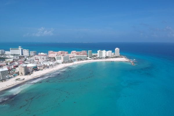 Cancún vs. Playa del Carmen: ¿Cuál es Tu Paraíso Ideal en la Riviera Maya? Panorámica aérea de Cancún y sus playas
