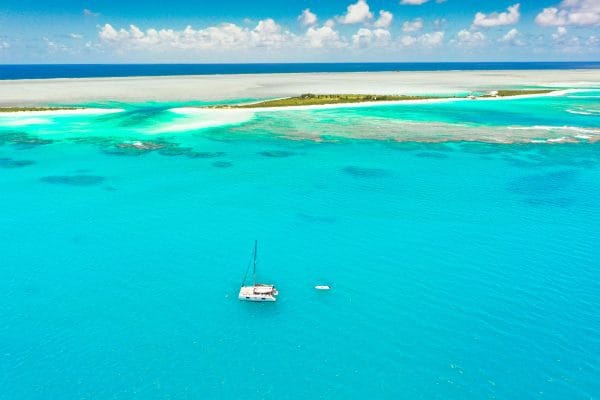 St. Barth: Guía Definitiva del Refugio Más Exclusivo del Caribe Panorámica de catamarán en un mar turquesa transparente con pequeños islotes para ilustrar a St. Barth