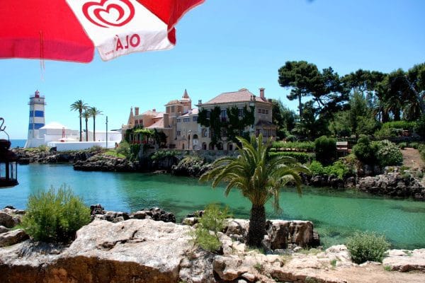 La Riviera Portuguesa: Una Guía de Lujo por Cascais y Estoril Gran mansión en la costa de Cascais para ilustrar la riviera portuguesa