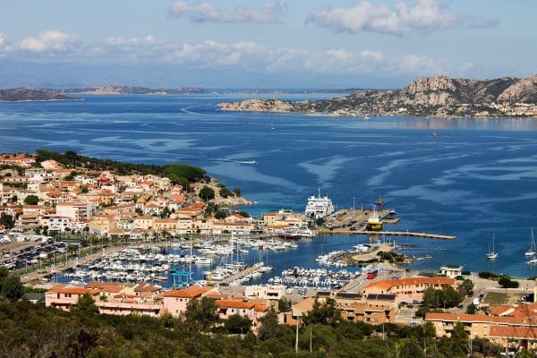 Ruta por Cerdeña: Qué Ver en un Viaje Inolvidable por la Isla Panorámica aérea de un puerto deportivo en una bahía que ilustra a Cerdeña