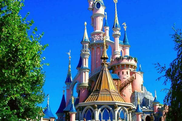 Guía para Visitar Disneyland Paris: Magia, Consejos y Atracciones Imprescindibles Castillo de la bella durmiente en Disneyland Paris