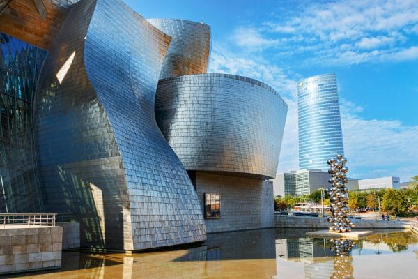 Bilbao: Una Guía para Explorar el Museo Guggenheim y Más Imagen parcial del museo Guggenheim en Bilbao