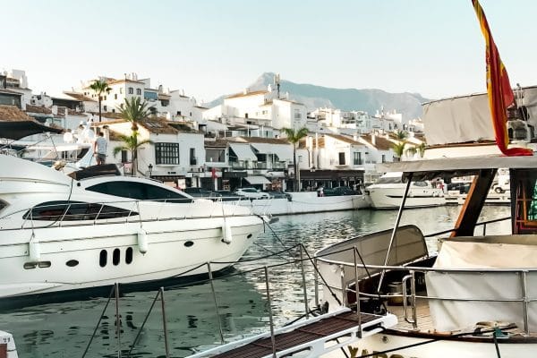 Costa del Sol: El Arte de Vivir Bajo el Sol Andaluz Yates amarrados en Puerto Banus de Marbella