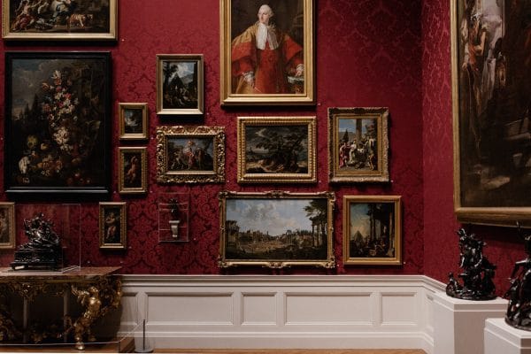 Madrid: Guía Definitiva de Museos y el «Paseo del Arte» Colección de cuadros clásicos en una pared que ilustran a Madrid: Guía Definitiva de Museos y el "Paseo del Arte"
