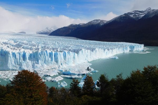 Argentina: De la Pasión del Tango a la Inmensidad de la Patagonia Panorámica del glaciar Perito Moreno que ilustra a Argentina