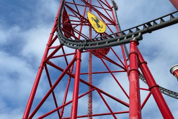 Guía de PortAventura World: Los 3 Parques, Hoteles y Consejos Imagen parcial de una atracción en Ferrari Land de Port Aventura
