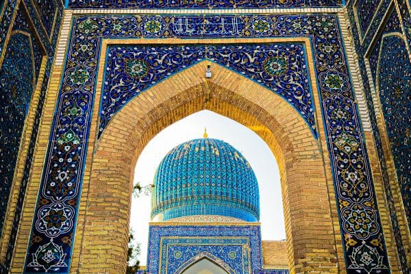 Uzbekistán: Un Viaje al Corazón de la Ruta de la Seda Entrada de una Madraza en la plaza Registran de Samarcanda que ilustra un viaje a Uzbekistán