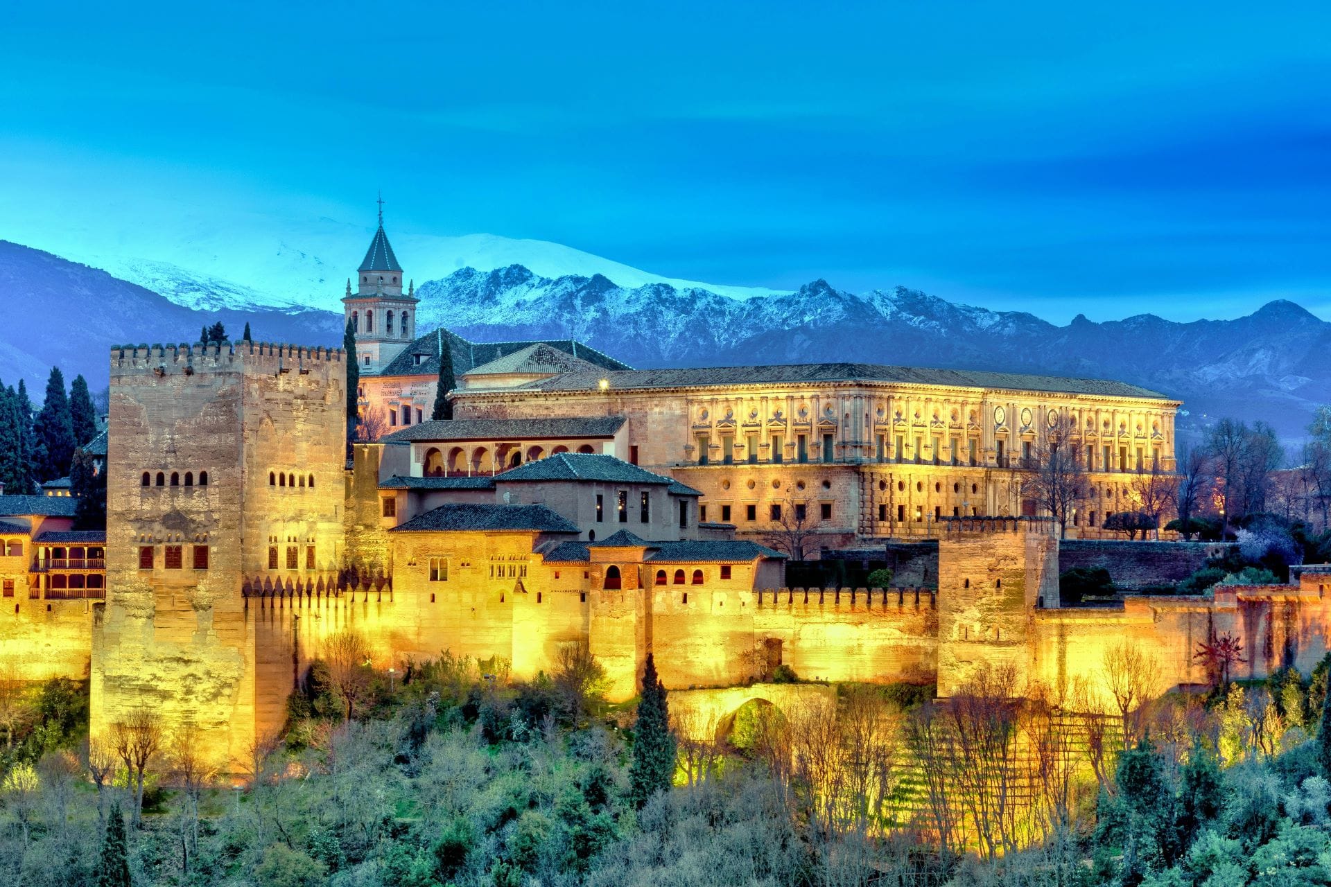 Panorámica de la Alhambra que ilustra las Escapadas urbanas de invierno en España