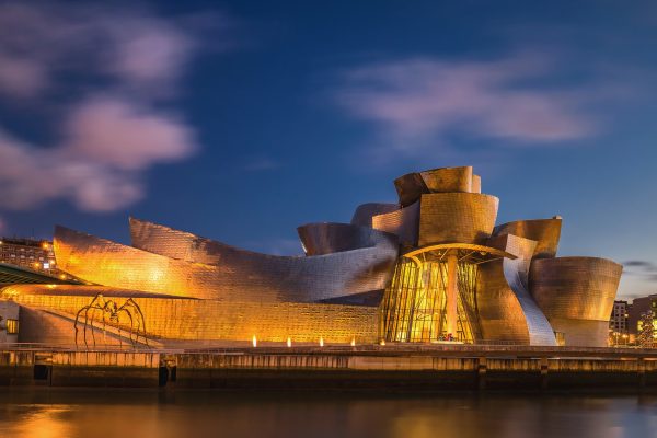 Las Mujeres Artistas del Siglo XX: Un Legado Olvidado Vista del Museo Guggenheim en Bilbao.