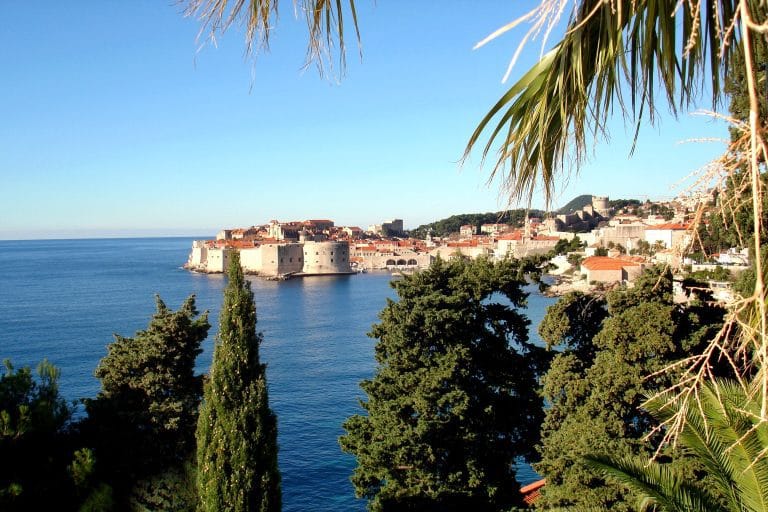 Vista panorámica de Dubrovnik desde el mar que ilustra a Croacia en otoño.