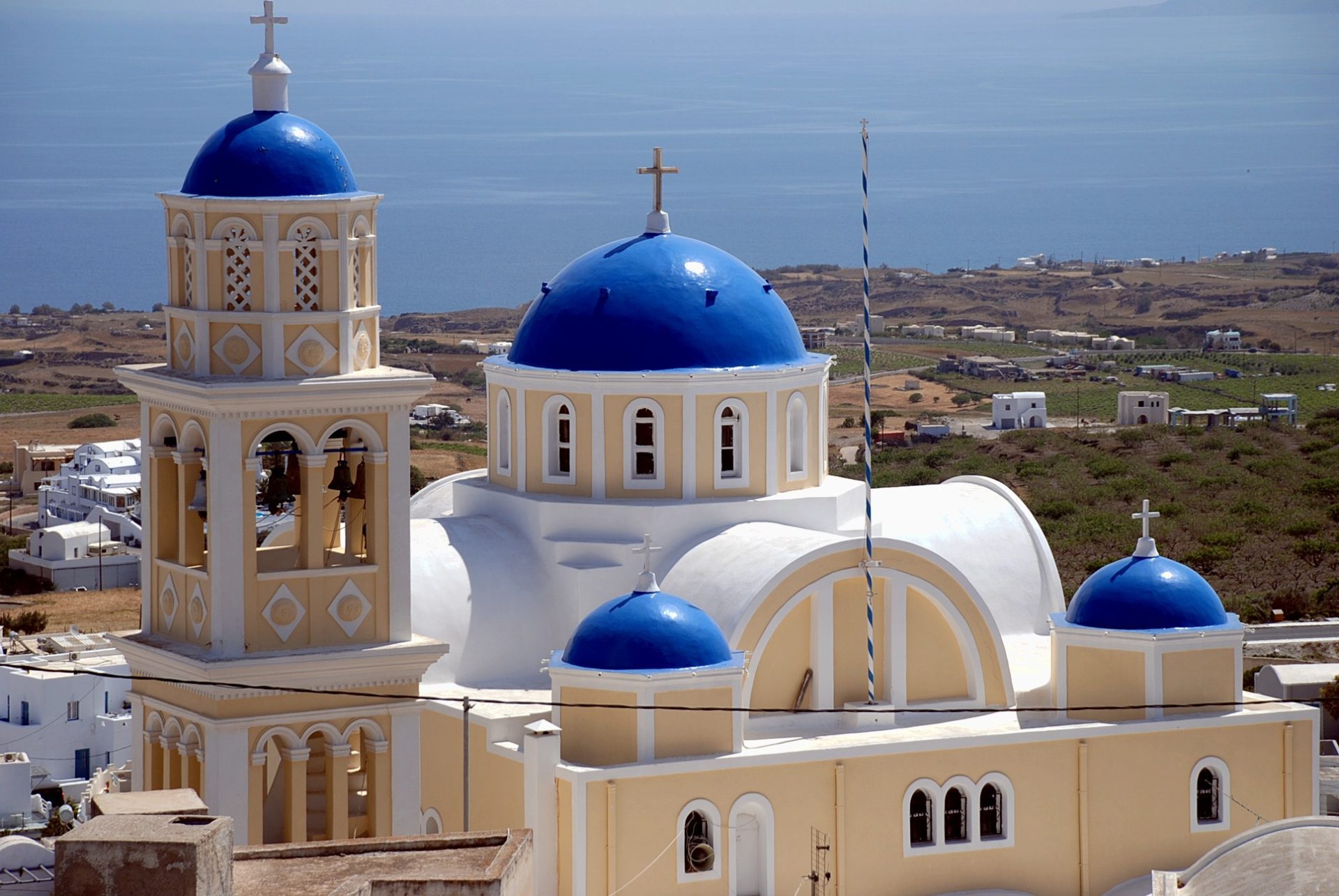 Cúpulas azules de una iglesia ortodoxa en Grecia