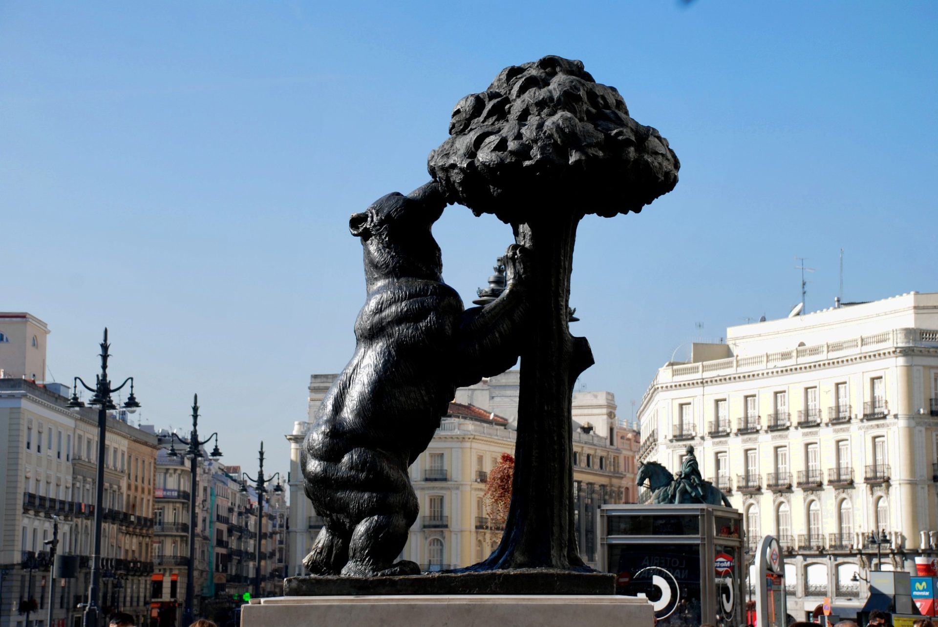 Imagen del monumento del oso y el madroño en la plaza Mayor de Madrid para ilustrar a España en otoño.