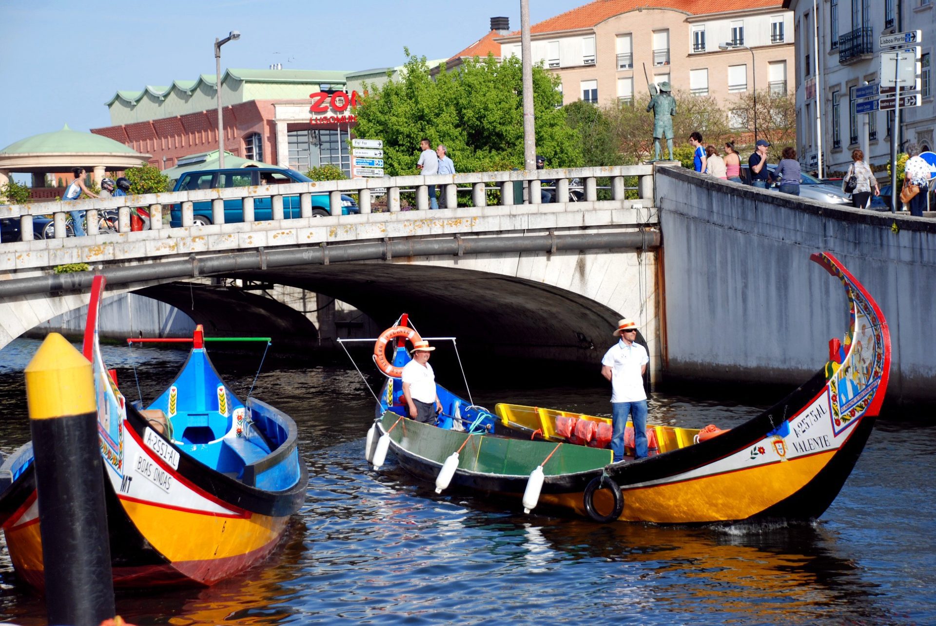 Hombres en barcas típicas de Aveiro para ilustrar a Portugal en otoño.