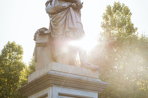 El Siglo de Oro Holandés: Un Legado Inmortal de Arte y Cultura Estatua de Rembrandt en la plaza de Rembrandtplein en Ámsterdam.