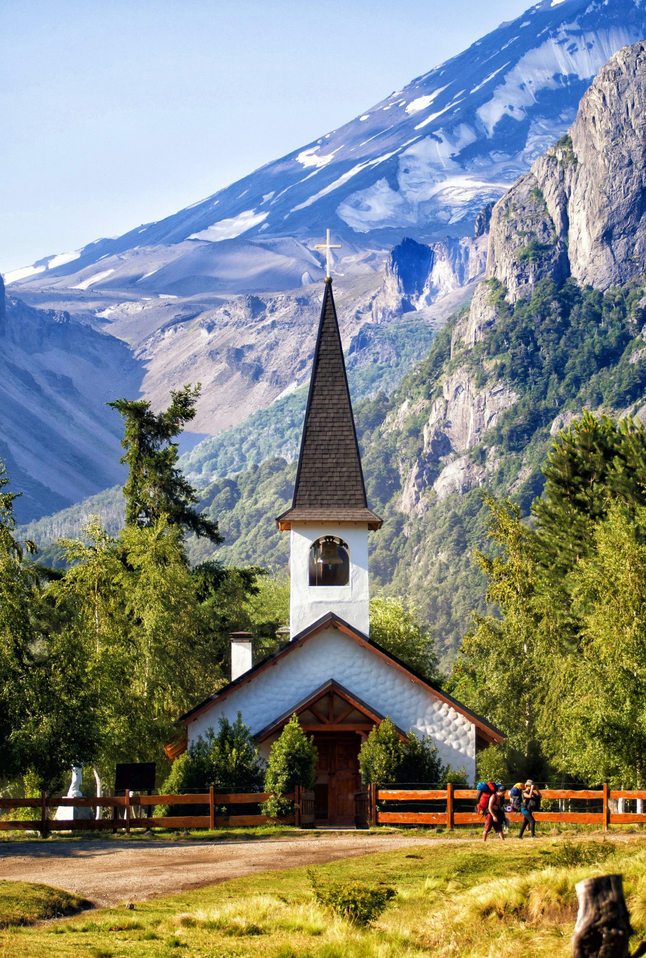 Iglesia solitaria entre las montañas de Bariloche que ilustra el trekking en Argebtina
