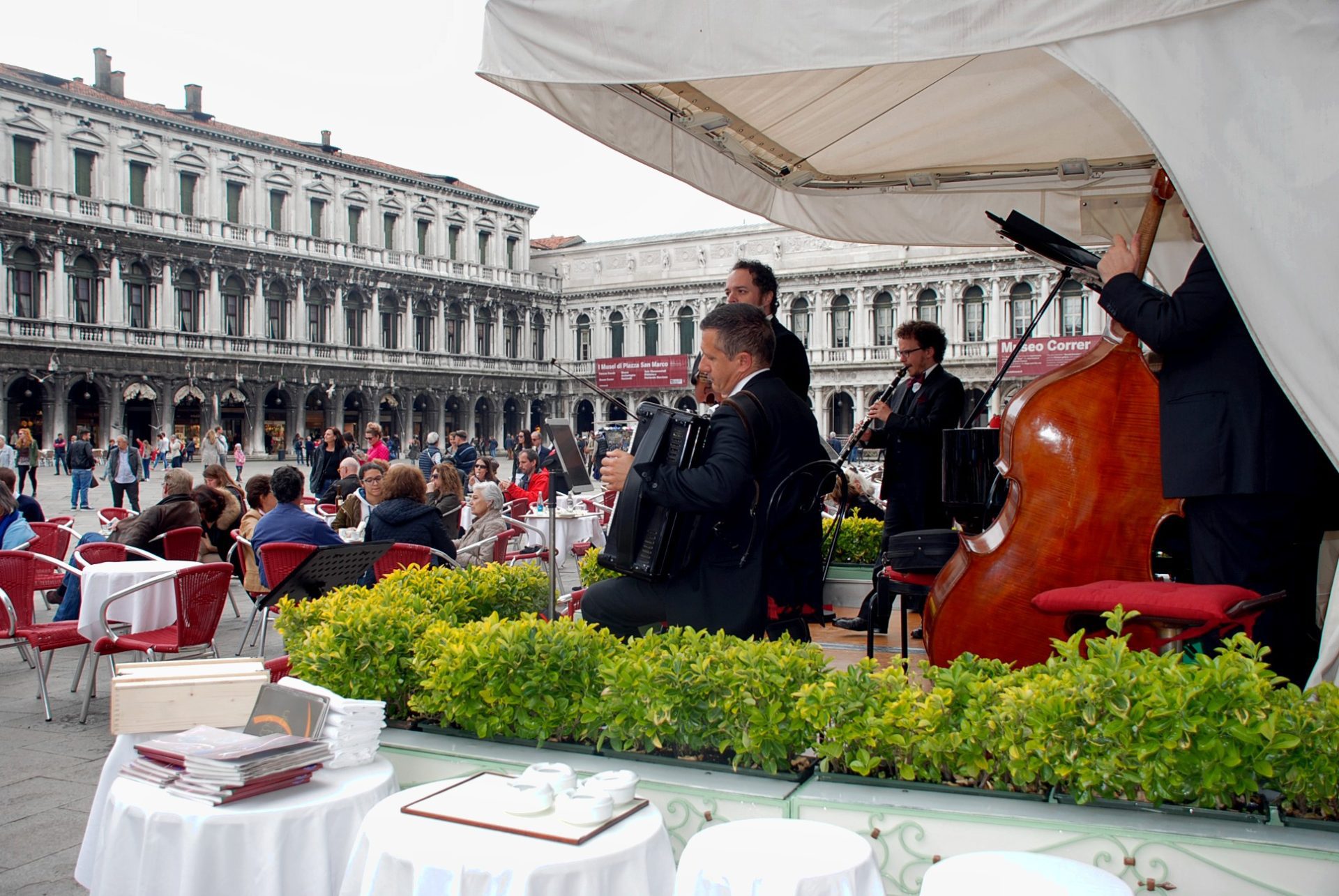 Orquesta tocando en la plaza de San Marcos que ilustran a Italia en otoño.