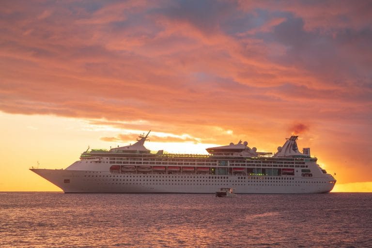 Crucero al atardecer en alta mar que ilustra Los cruceros gay-friendly del 2025