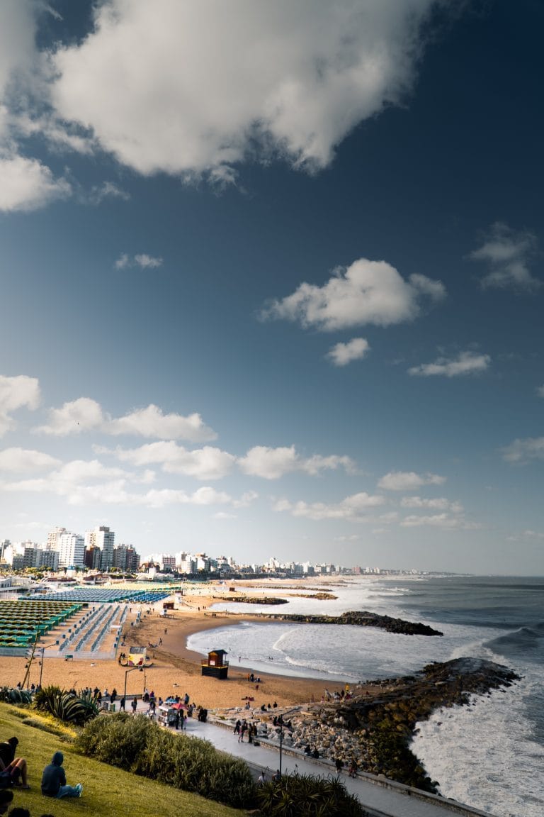 Imagen panorámica de la ciudad balneario de Mar del Plata en Argentina