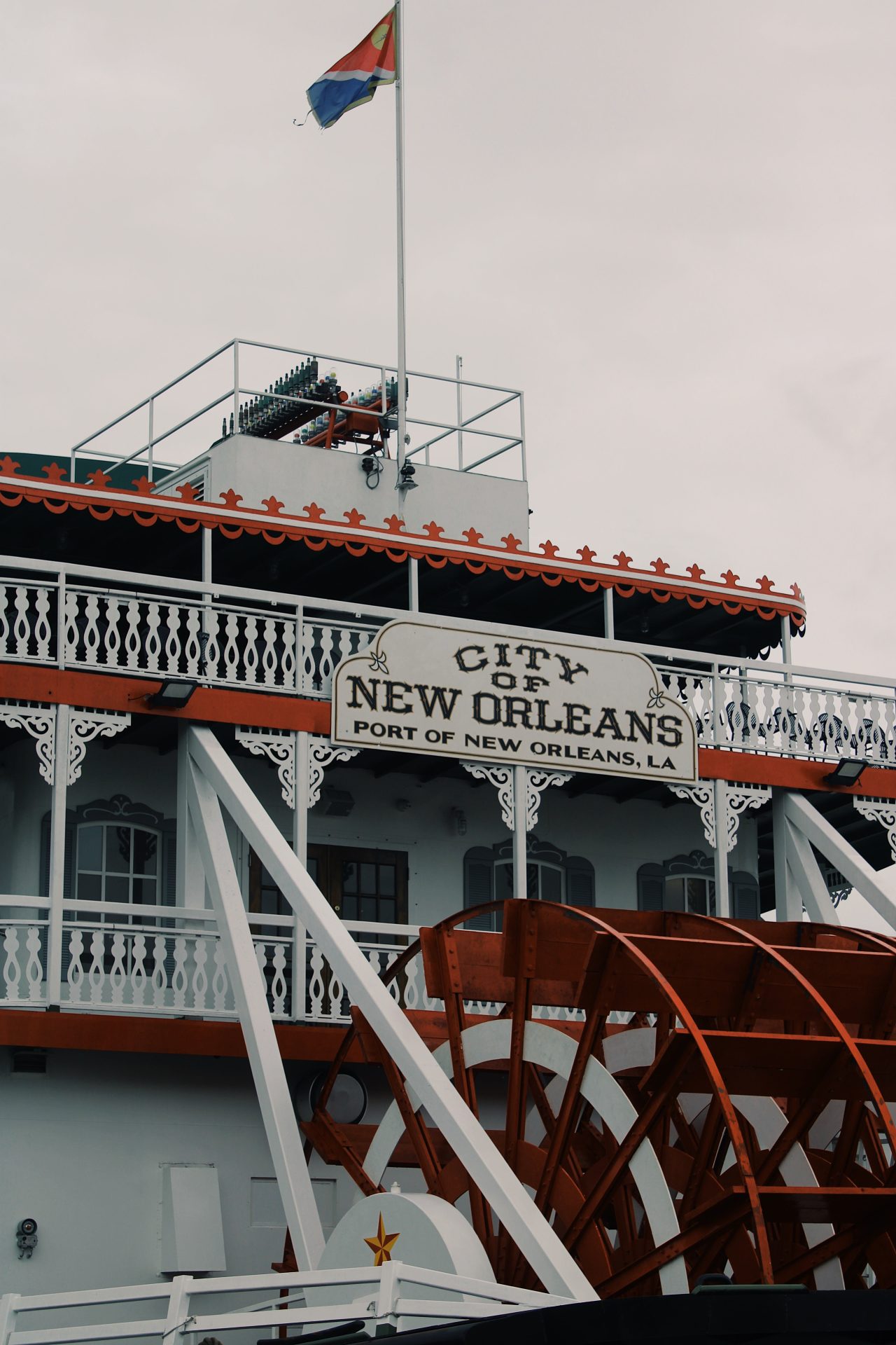 barco con grandes ruedas de paletas que navega por el río Misisipi ilustra la magia de Nueva Orleans