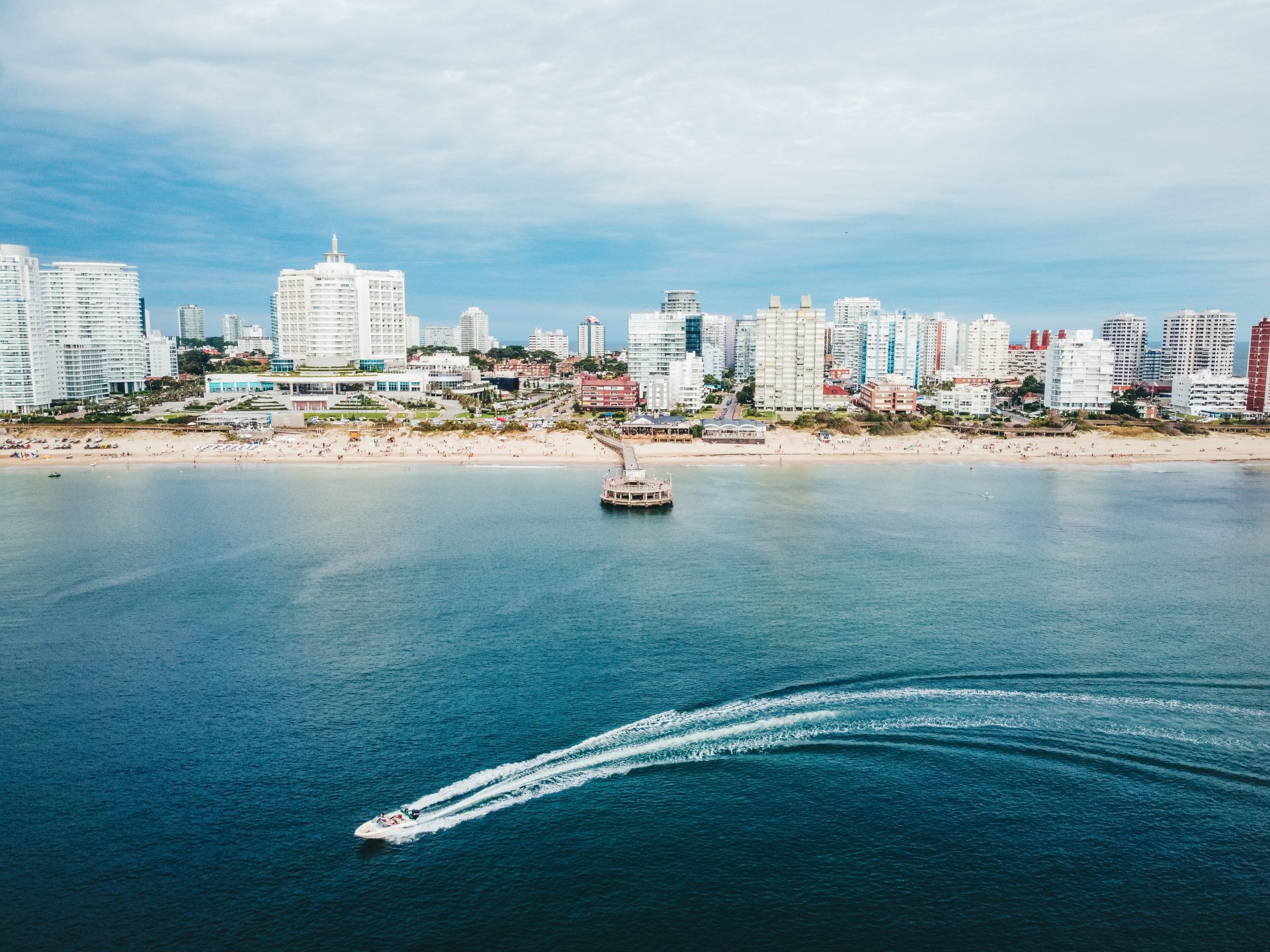 Vista panorámica desde el mar de la ciudad balneario de Punta del Este