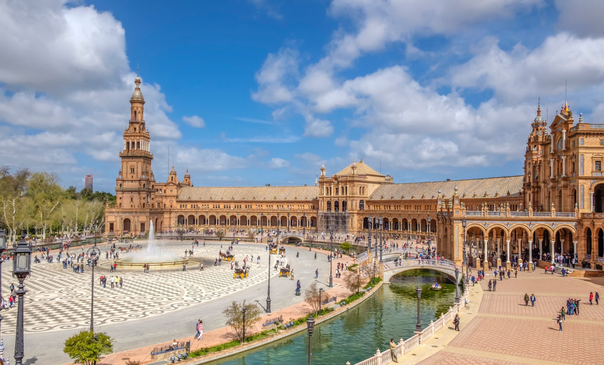 La plaza de España que ilustra la guía de viaje más completa para Sevilla.