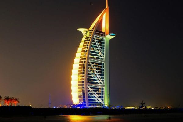 Panorámica nocturna del Burj Al Arab, representando un hotel lujoso con vistas impresionantes para la guía de un experto.