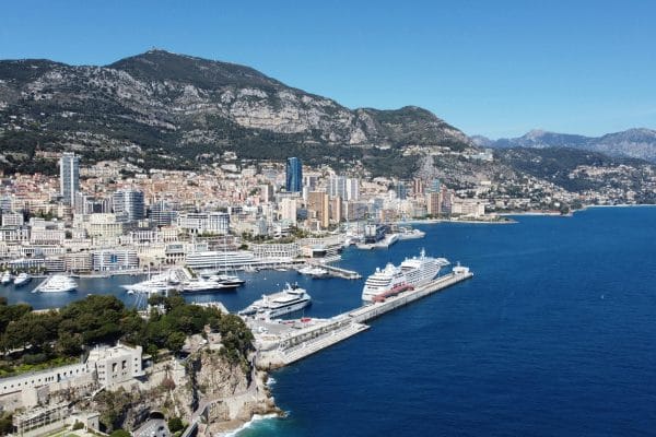 Panorámica de puerto con cruceros de lujo que ilustran una comparativa de lujo para el viajero cultural.