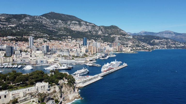 Panorámica de puerto con cruceros de lujo que ilustran una comparativa de lujo para el viajero cultural.