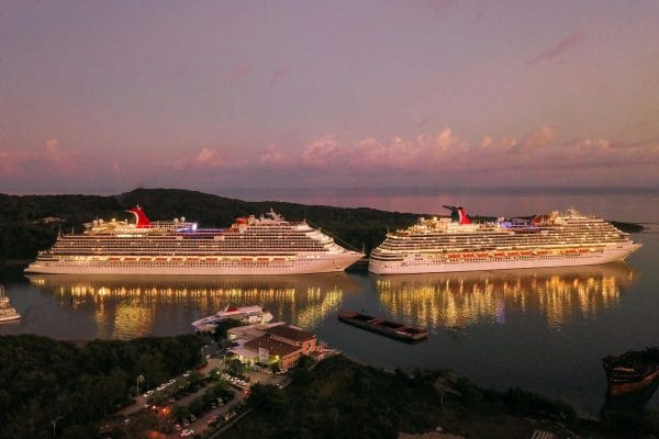 Un crucero de lujo anclado cerca de la costa italiana, punto de partida para explorar la historia antigua de Roma