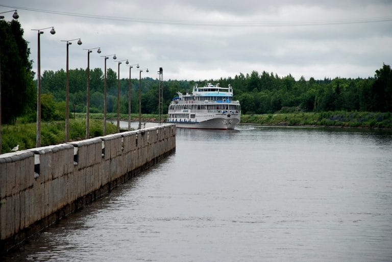 Un crucero fluvial navegando en un río, ilustrando el tema de los cruceros de lujo para ayudar a elegir la naviera ideal.