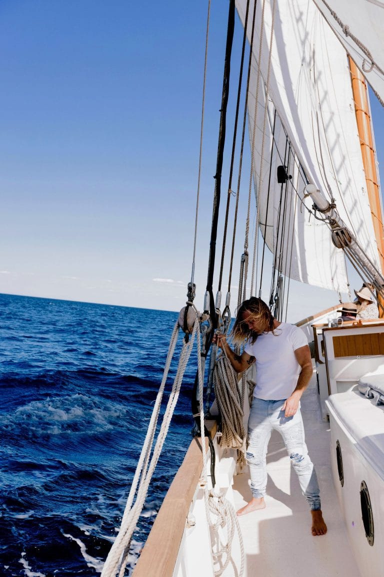 Un velero de lujo navegando en alta mar, representando la experiencia de yachting exclusivo y el lujo en el mar.