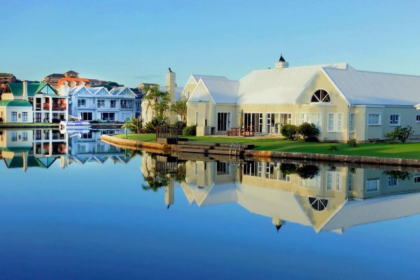 ¡Ofertas de Última Hora! 3 Villas de Lujo en la Costa Blanca con Descuentos de hasta 20% Villas de lujo frente a un lago, representando las ofertas de última hora en la Costa Blanca.