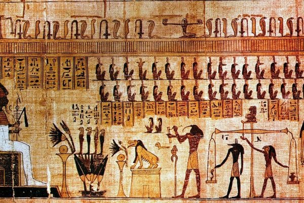 Jeroglíficos egipcios en la pared de un templo, representando un encuentro privado con la historia de los faraones.