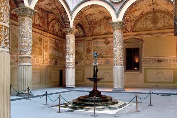 Interior de un patio en un palacio florentino, representando el acceso exclusivo al alma renacentista de la ciudad.