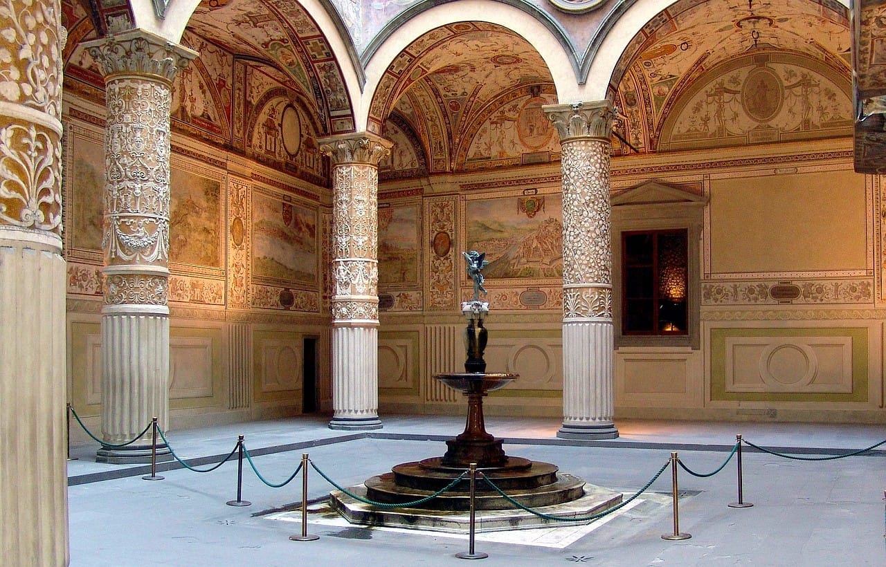 Interior de un patio en un palacio florentino, representando el acceso exclusivo al alma renacentista de la ciudad.