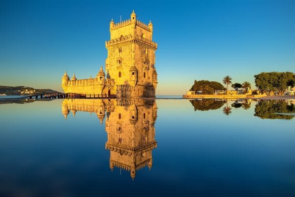 Vista de la Torre de Belén en Lisboa, representando la autenticidad y el lujo de un viaje a la ciudad.