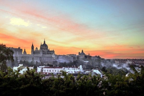 Panorámica nocturna del Palacio Real y la Catedral de la Almudena, representando la vida de la capital que nunca duerme.