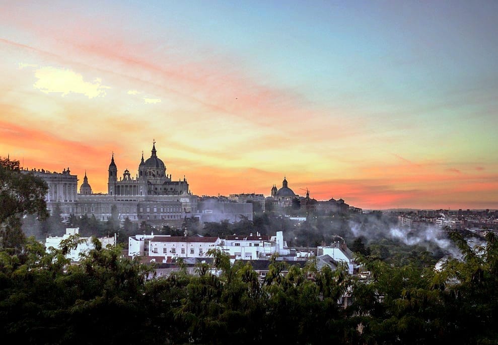 Panorámica nocturna del Palacio Real y la Catedral de la Almudena, representando la vida de la capital que nunca duerme.