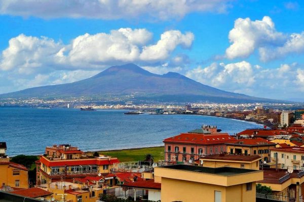 Panorámica de la bahía de Nápoles con el Vesubio al fondo al atardecer