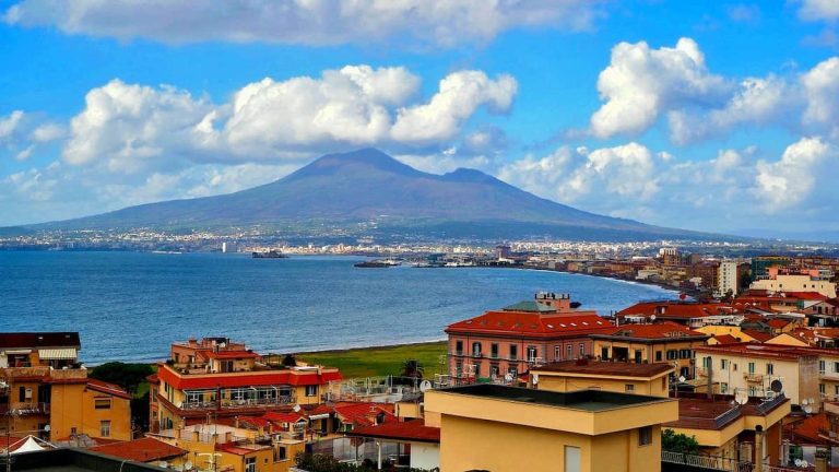 Panorámica de la bahía de Nápoles con el Vesubio al fondo al atardecer