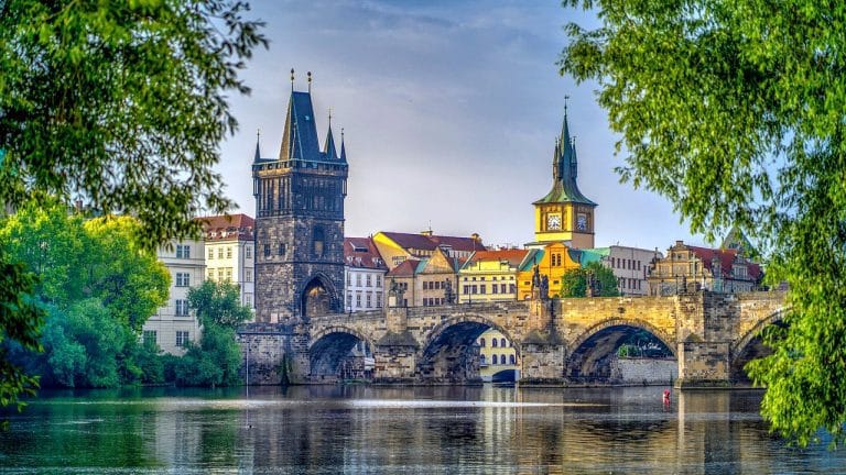 Vista parcial de Praga y su puente, representando a Experiencias Exclusivas en Praga: Lo Que No Muestran los Catálogos