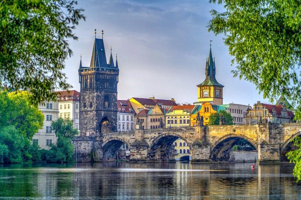 Praga Secreta para Viajeros Exclusivos Vista parcial de Praga y su puente, representando la ciudad secreta para viajeros exclusivos.