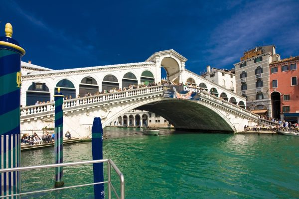 El Arte Secreto de Venecia: Una Guía para Coleccionistas y Amantes del Lujo El Puente de Rialto en Venecia, representando el arte y el lujo de la ciudad para una guía de coleccionistas.