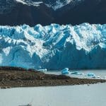Travesía de Lujo por la Patagonia: Glaciares, Fiordos y el Fin del Mundo (Edición 2025) un barco turístico frente al glaciar Perito Moreno
