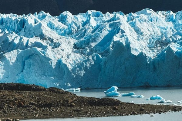 Travesía de Lujo por la Patagonia: Glaciares, Fiordos y el Fin del Mundo (Edición 2025) un barco turístico frente al glaciar Perito Moreno